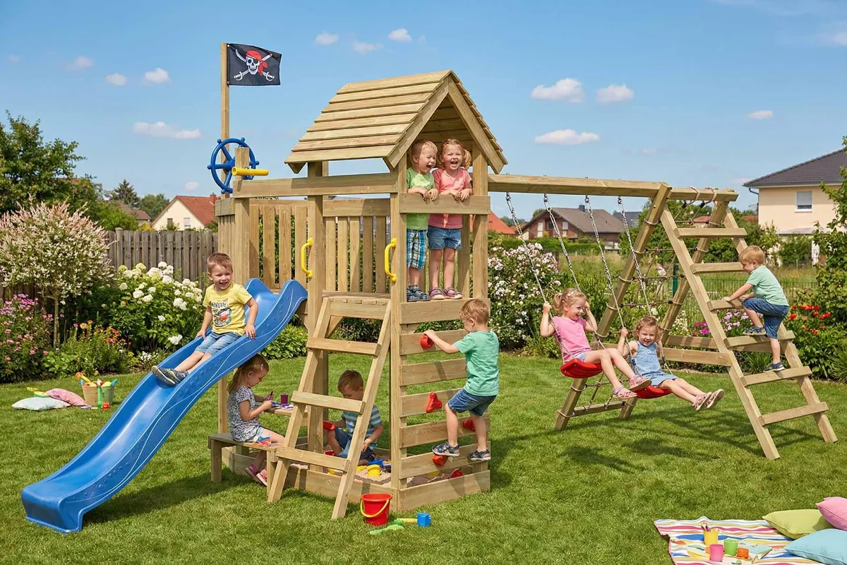 Spielturm Mia Max mit blauer Rutsche Doppelschaukel und großem Kletterbereich