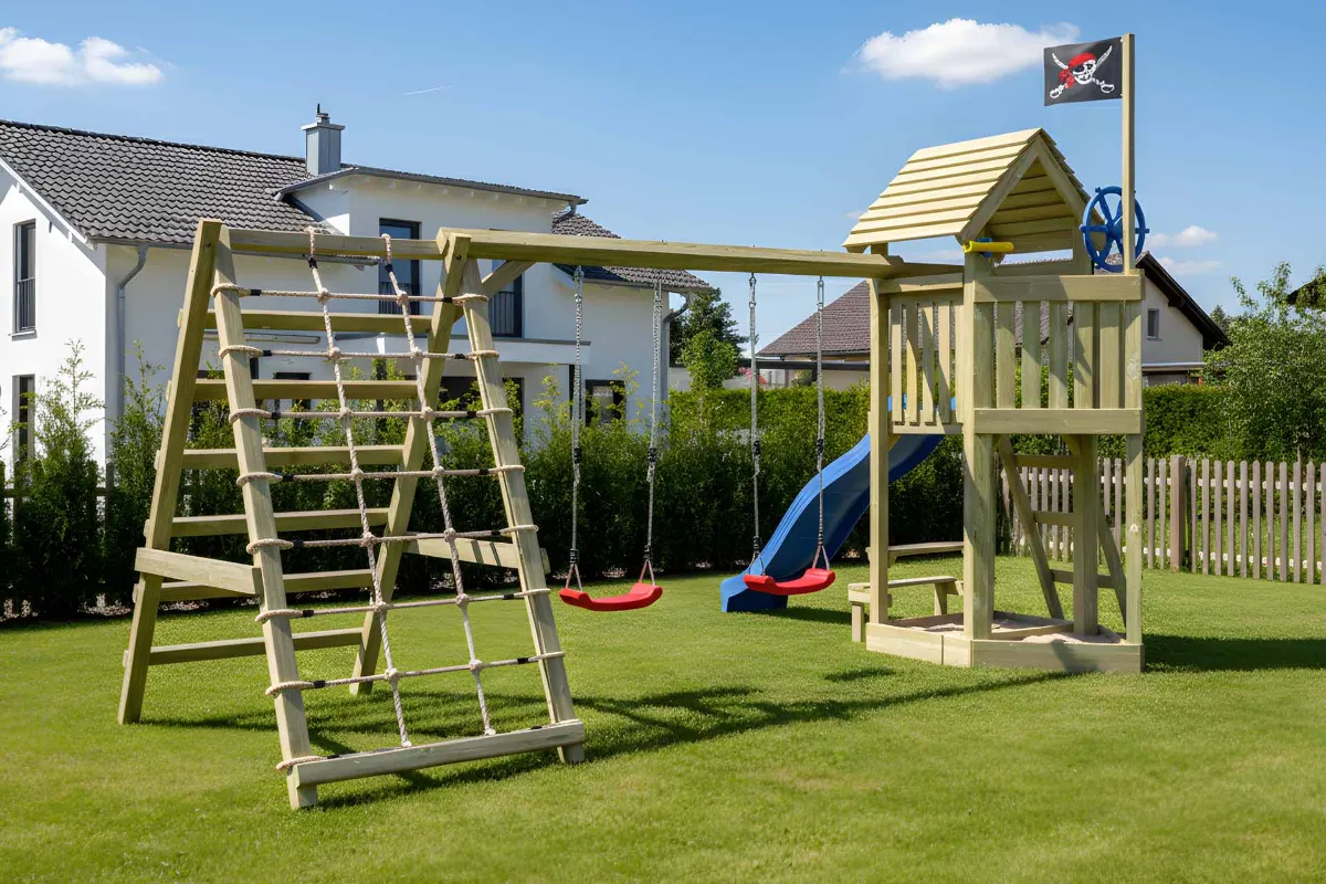 Spielturm Lina Max mit Doppelschaukel Tisch und Kletterbereich