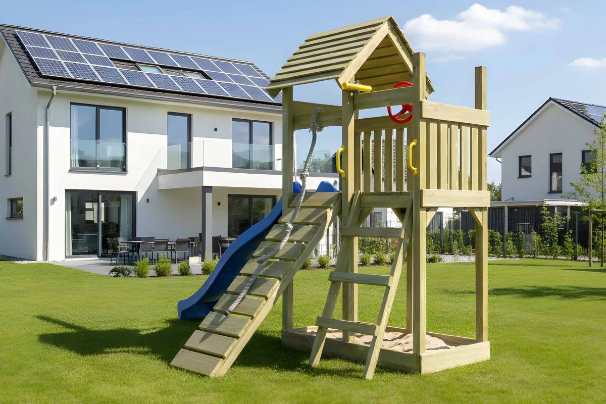 Spielturm Cris Aktiv mit Kletterrampe und Leiter