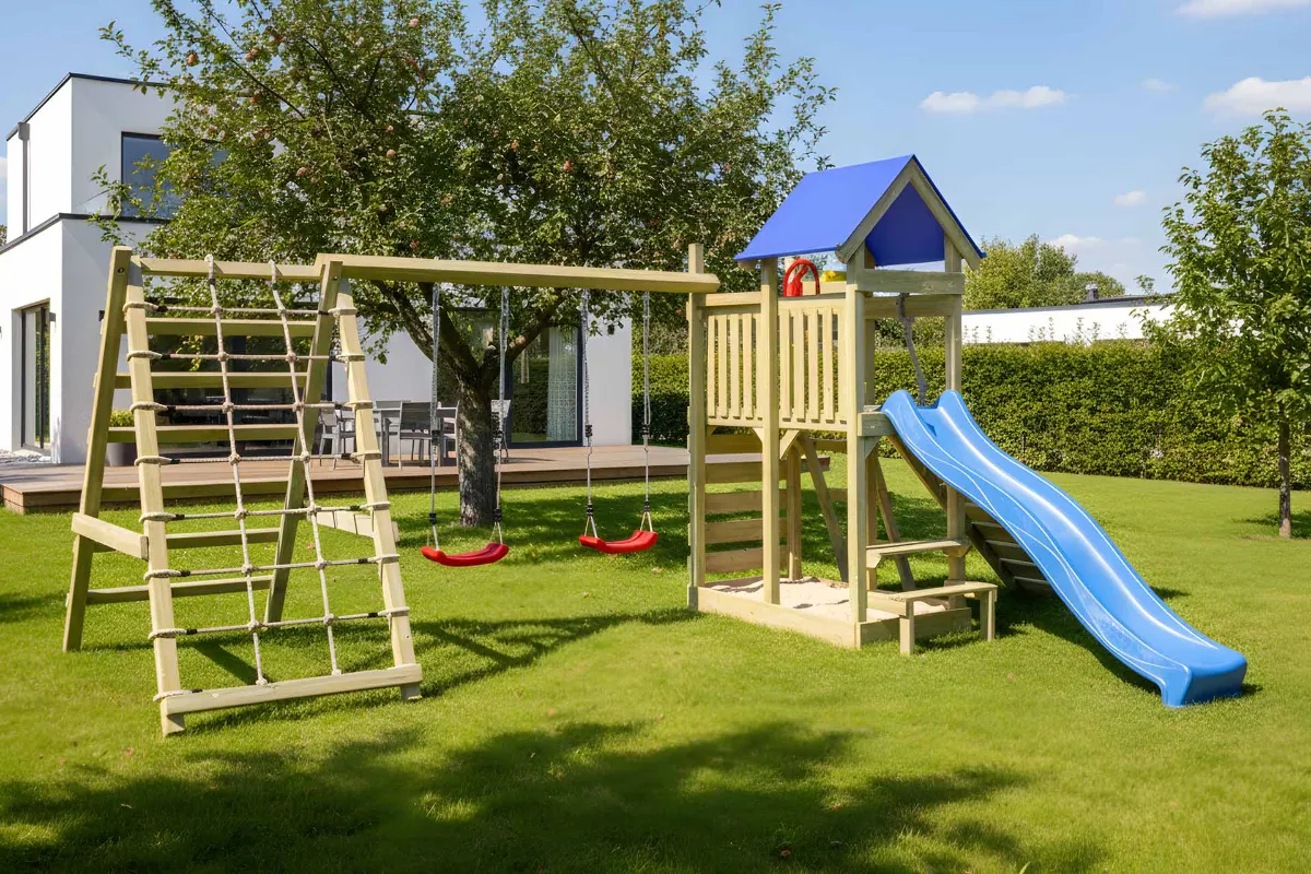 Spielturm Susi Max mit Doppelschaukel und großem Kletterbereich